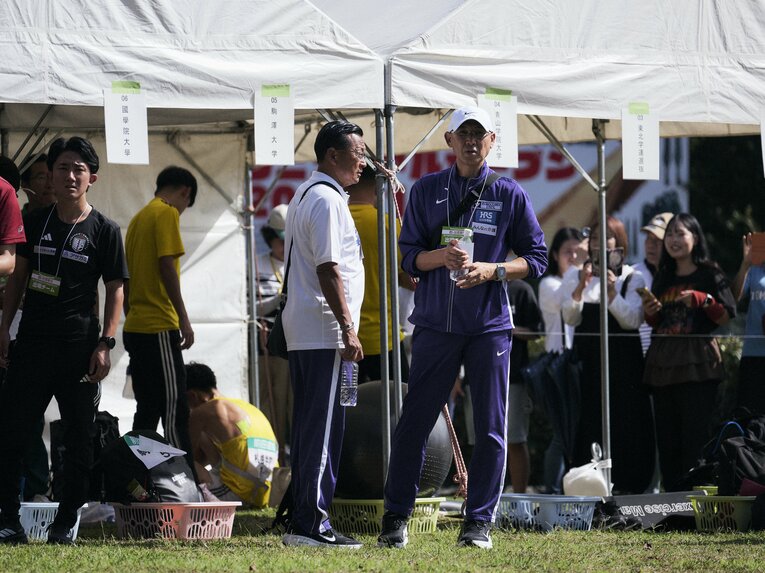 Ggoatで桑田を指導する大八木総監督（中央左）も悩みどころか　©Yuki Suenaga