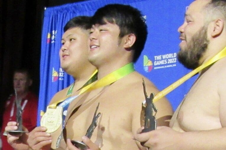 2022年のワールドゲームスで優勝した日体大3年時の花田秀虎（中央）。決勝で破った1学年上の先輩・中村泰輝（左）はのちの横綱大の里だ ／ photograph by KYODO