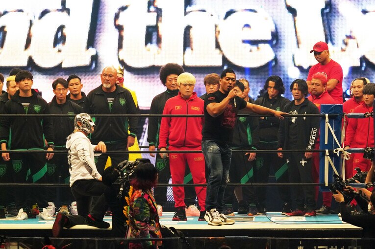 武藤敬司らノア勢がリングを占拠する中、拳王の挑発に応える鷹木信悟
