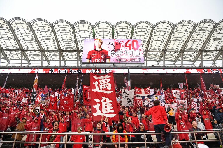 雨の中、カシマサッカースタジアムに集った鹿島アントラーズのサポーター