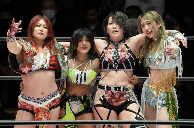 上谷沙弥、飯田沙耶、舞華とスターダムでの最後の試合を終えた林下詩美。 ／ photograph by Essei Hara