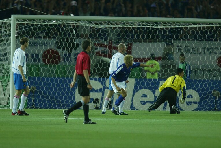 2002年日韓W杯ロシア戦、稲本潤一の2試合連続ゴール　©Naoya Sanuki