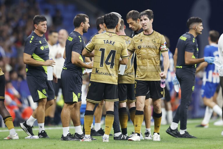 久保に声をかけるアリツ　©Daisuke Nakashima