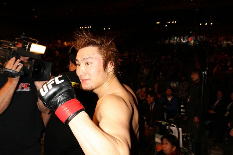 UFCのオープンフィンガーグローブを着用してポーズを決める五味