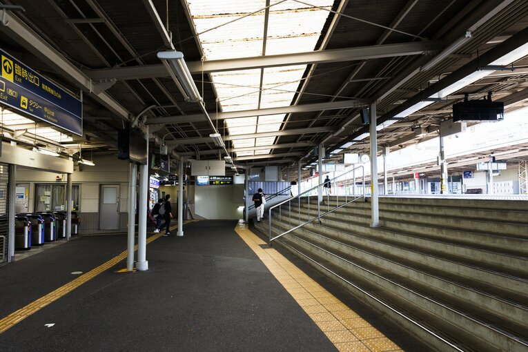 仁川駅のホーム。左に見えるのが東口改札で、その先に阪神競馬場への地下通路がある