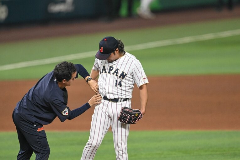 アイアトン氏にピッチコムを調整してもらう伊藤　©Nanae Suzuki