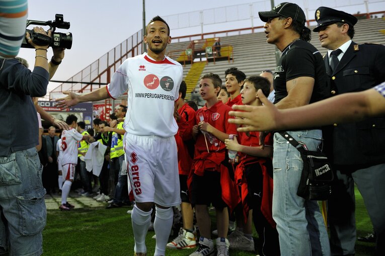 東日本大震災復興支援ペルージャOBチャリティー紅白戦にてファン、マスコミに囲まれる中田　©Takuya Sugiyama