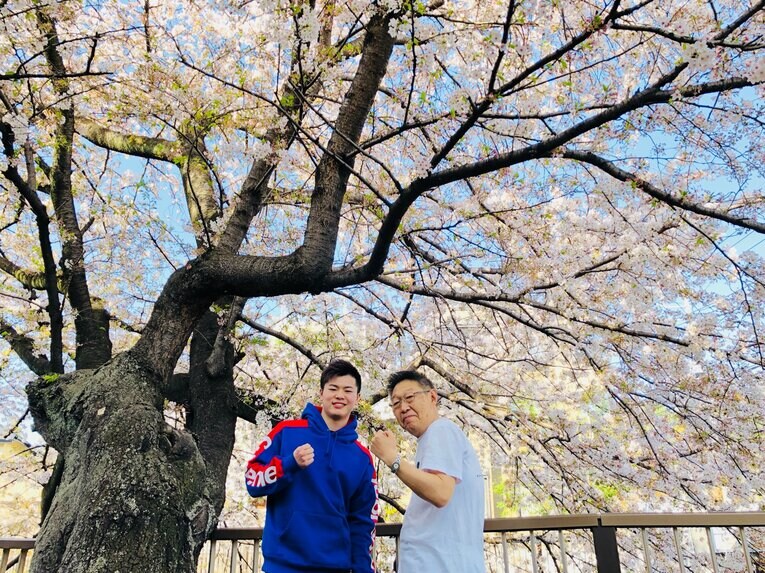 桜の木の下で筆者と　©Susumu Nagao
