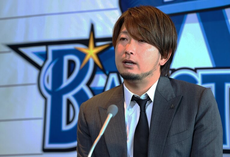 2021年、契約更改で記者会見を行う三嶋　©JIJI PRESS