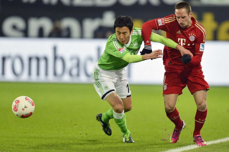 【長谷部誠、ドイツでの足跡】長谷部とリベリのマッチアップ　©AFP/JIJI PRESS