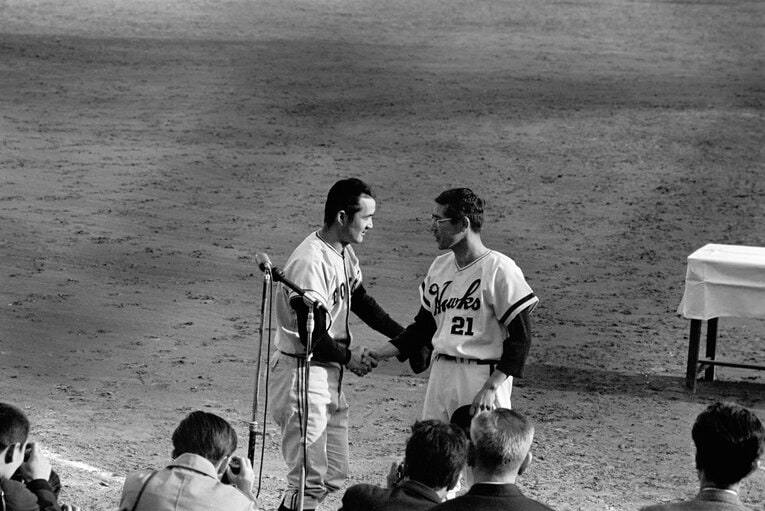 1971年、杉浦忠の現役引退セレモニーで長嶋茂雄と握手する　©JIJI PRESS