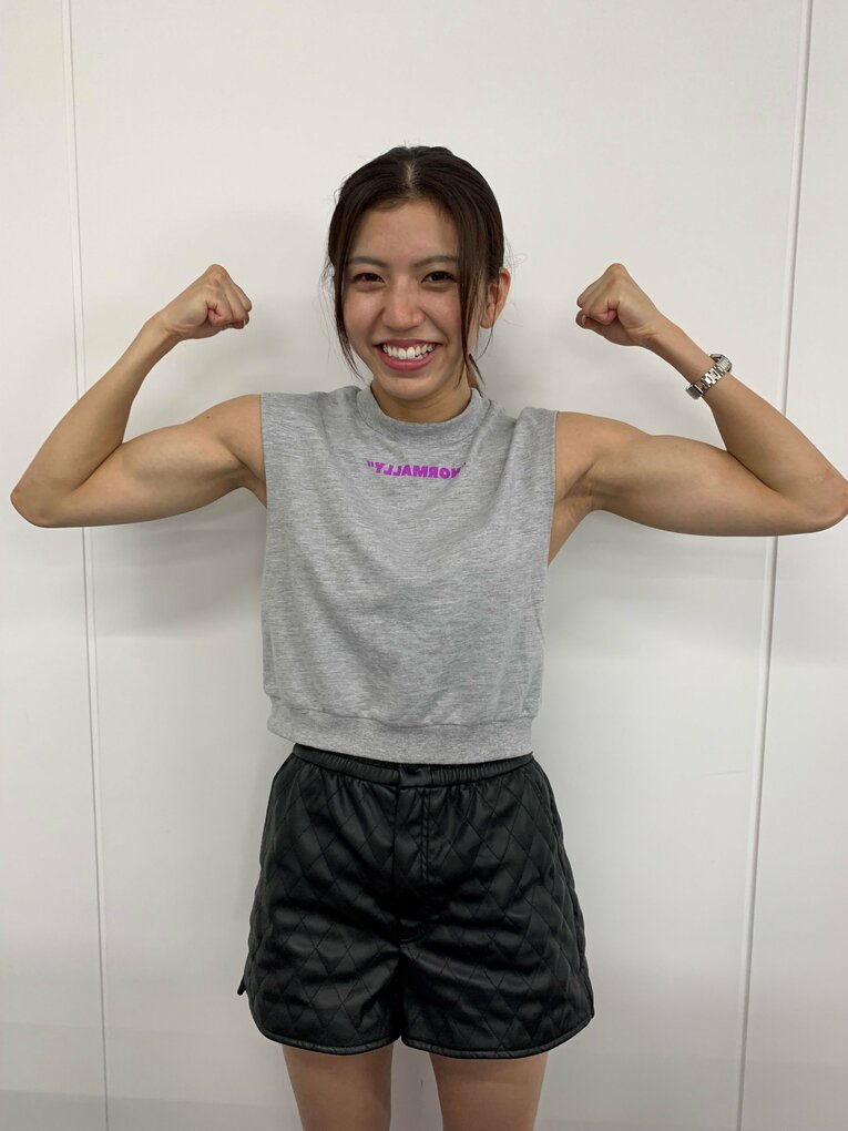 一夜明け会見では笑顔を見せた