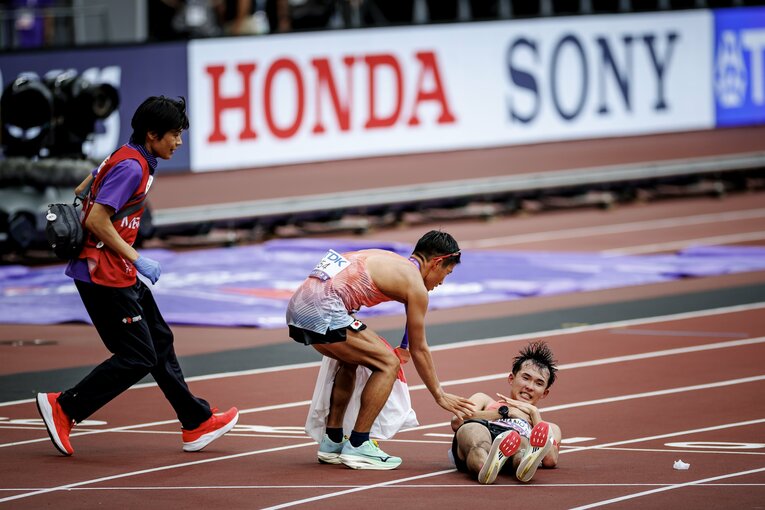レース後、競技場とファンに一礼した後、痙攣で倒れた川野　©Kiichi Matsumoto