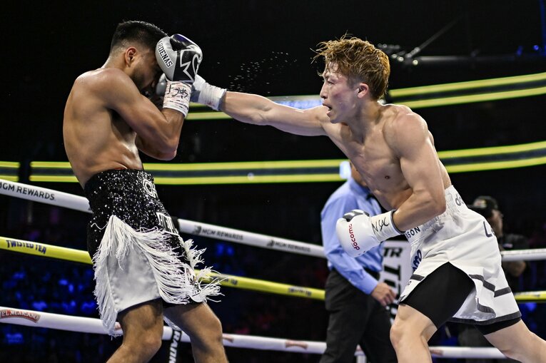 8回、井上尚弥の猛攻を受けきれず、カルデナスはロープへと倒れた　©Hiroaki Finito Yamaguchi