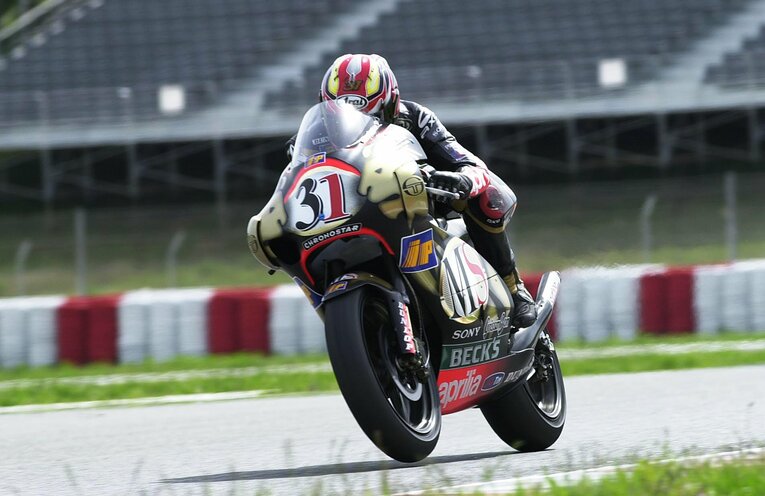 RS250を駆る原田。500cc2シーズンを含め、アプリリアには計5シーズン在籍したが、タイトル獲得は果たせなかった