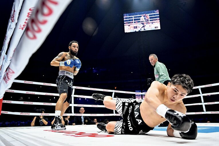 1ラウンド、ネリの左フックが顔面を捉える。井上は転がるようにダウンを喫した　©︎Hiroaki Yamauchi