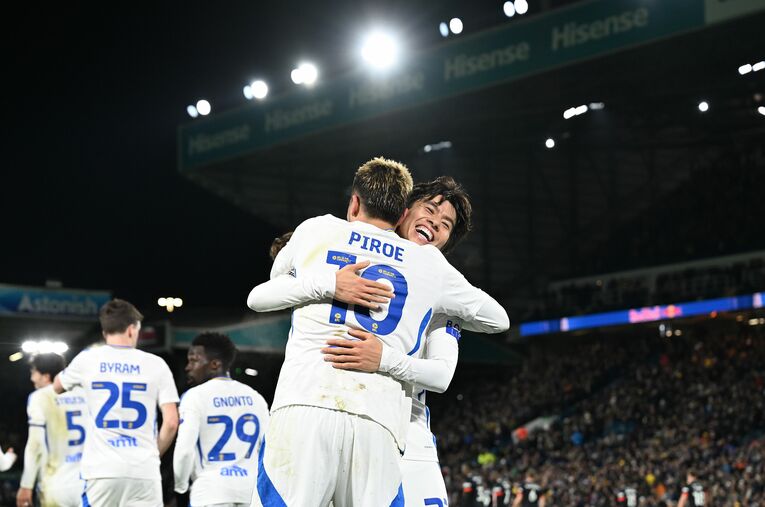 11月27日、ホームでのルートン戦。チーム2点目を決めたヨエル・ピルーが田中碧とハグ　©AFLO