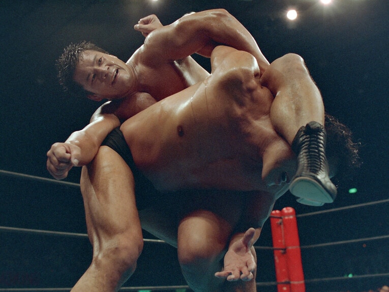 藤波が猪木に逆卍固め