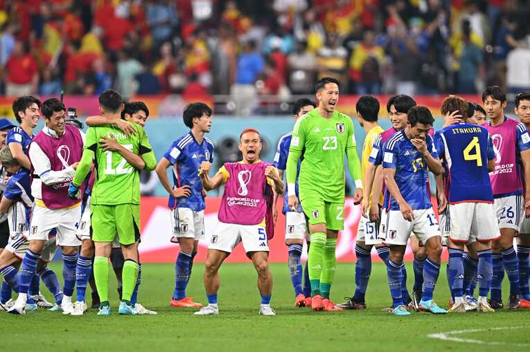 スペイン戦後、長友喜びのハッスルポーズ　©Takuya Kaneko／JMPA