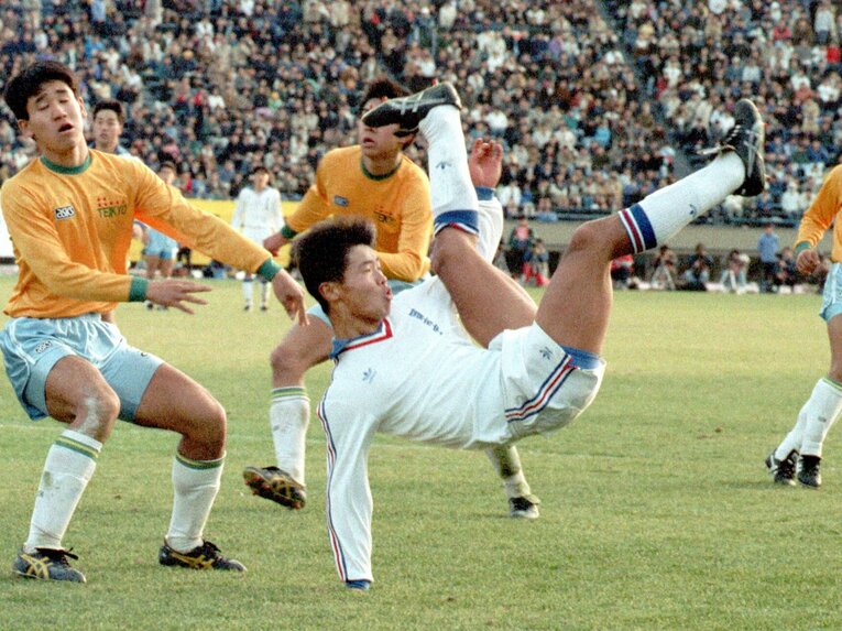 日比が優勝した1992年の選手権決勝。四日市中央工高には小倉隆史がいた　©KYODO