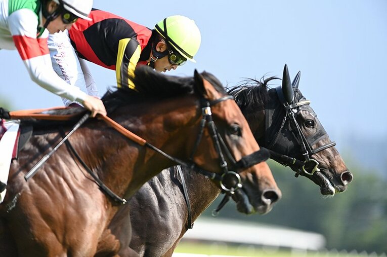 シャフリヤール（奥）が1番人気のエフフォーリアにわずかに先着し、福永祐一は日本ダービー連覇を遂げた ／ photograph by Keiji Ishikawa