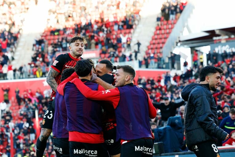 「脱ぐと筋骨隆々な肉体で」「ゴールで響く“タクマ・アサノ”コール」日本代表未招集も…カメラマンが見たFW浅野拓磨のマジョルカで愛される姿(13)