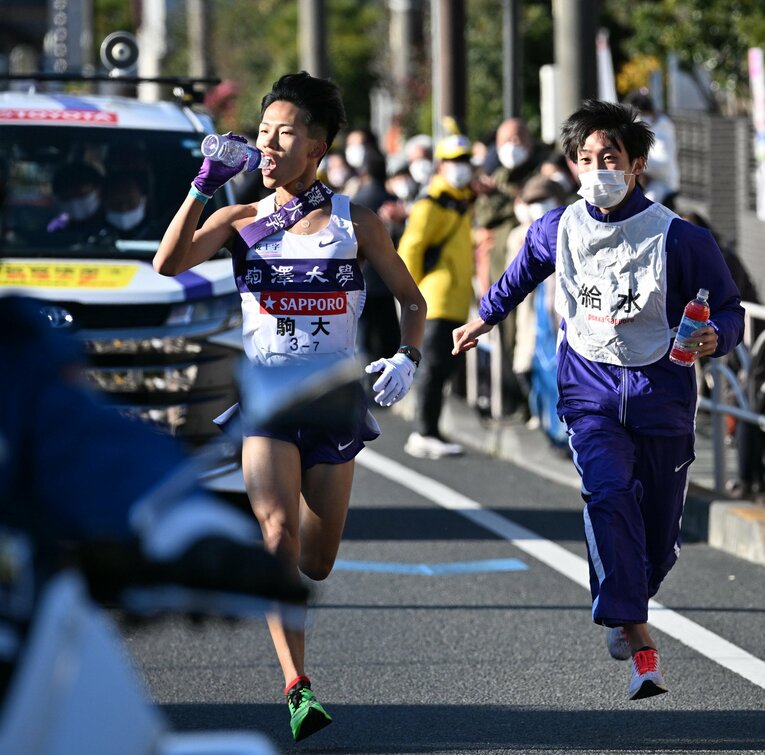 前回大会で7区を走る安原太陽に、冗談を言いながらボトルを渡した花尾。同期の絆がうかがえる名場面だった　©日刊スポーツ／アフロ