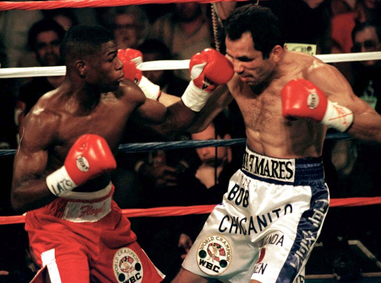 1998年10月3日、WBC世界スーパーフェザー級タイトルマッチ。ベテラン王者、ジェナロ・“チカニート”・ヘルナンデスを8回終了TKOに追い込んだ　©AFLO