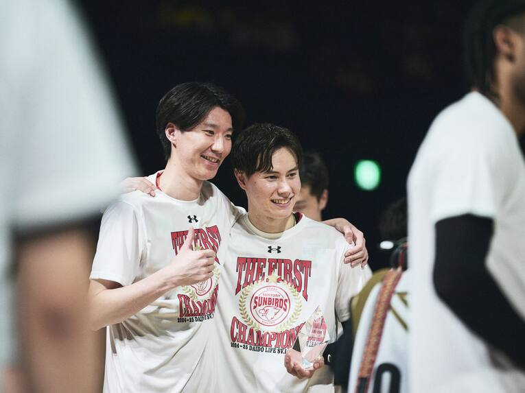 鳥飼亜斗夢、高橋藍（サントリーサンバーズ大阪）　©︎Yuki Suenaga