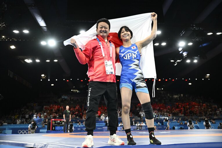 日の丸を掲げる藤波朱理と父・俊一さん　©Asami Enomoto/JMPA