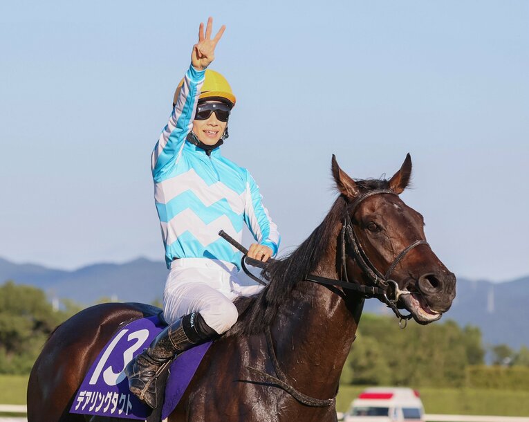 牝馬三冠を達成して。三冠達成を三本指を掲げる松山弘平　©JIJI PRESS