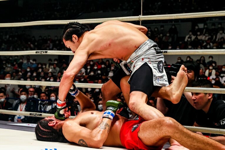 容赦のないパウンドでKO勝利。怒涛のRIZIN7連勝となった　©RIZIN FF Susumu Nagao