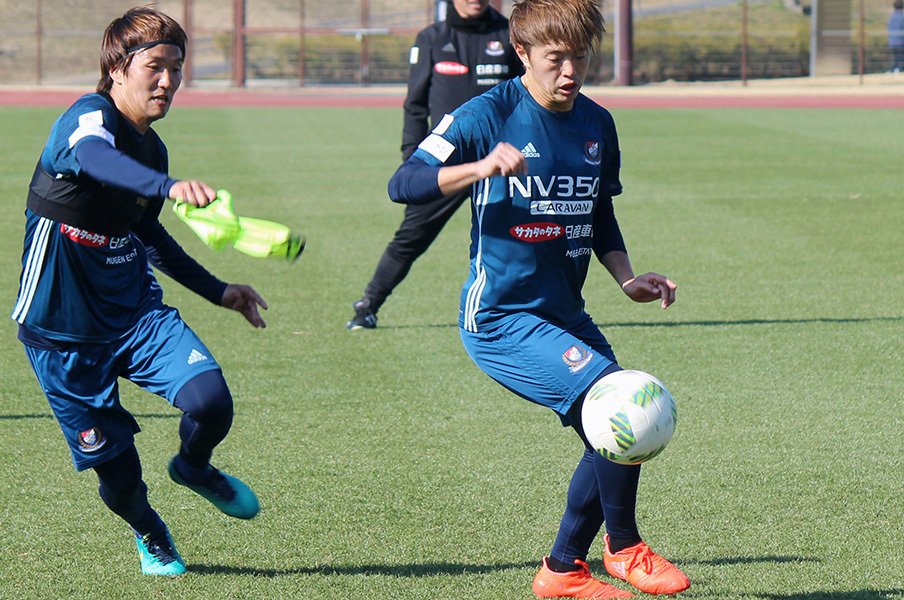 キャプテン+10番は海外以上の挑戦。横浜FM・齋藤学が担う「俊輔の後」。<Number Web> photograph by Kyodo News