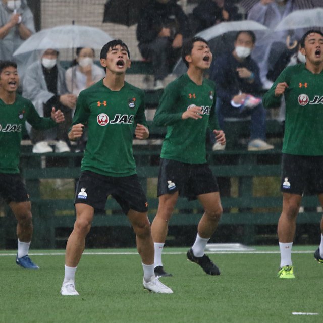 ついに実現「青森山田vs青森山田」 豪雨の中ぶつかるプライドと劣等感…涙の“直接対決”に密着