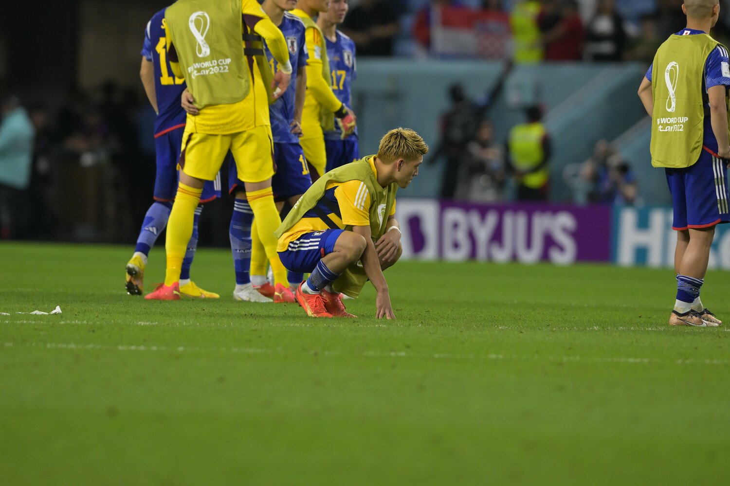 敗戦後、しゃがみ込む堂安　©Koki Nagahama/JMPA