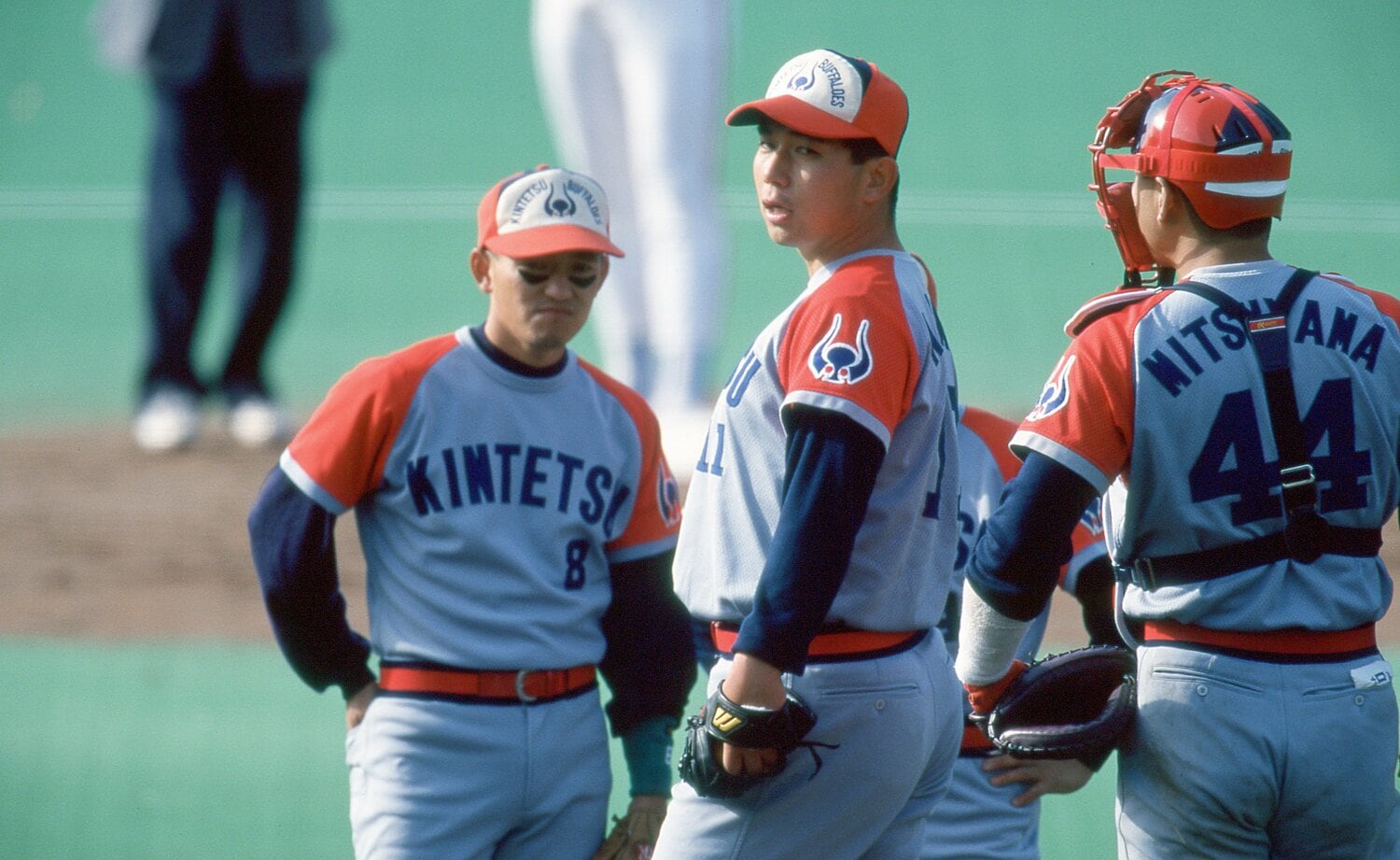 ピンチとなりマウンドに集まる近鉄の選手たち。野茂が投げ続けると見られていたが…　©Koji Asakura