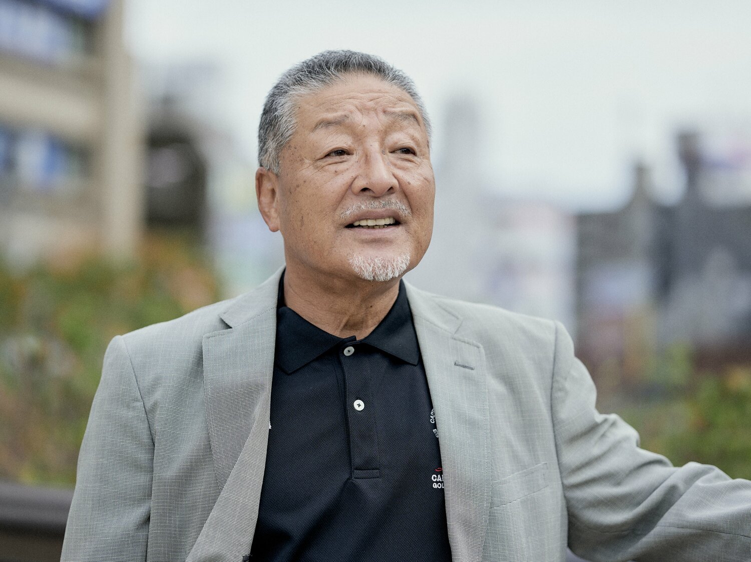 約半世紀前の記憶を辿る杉浦享　©Yuki Suenaga