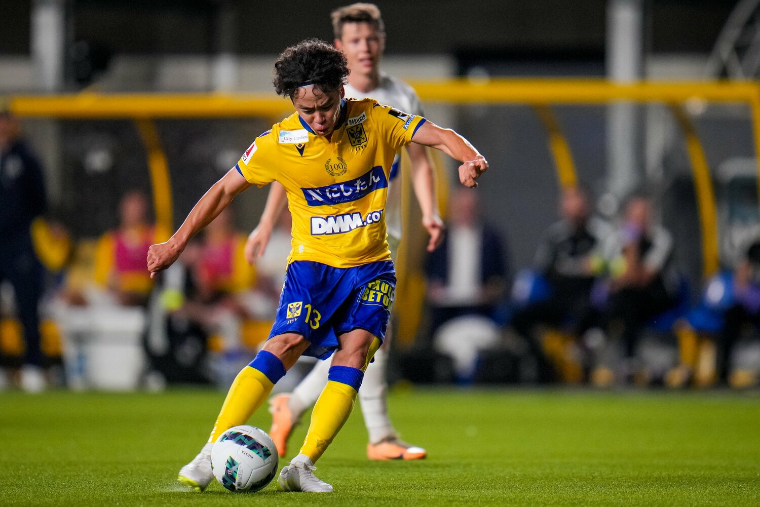 今夏シント・トロイデンに移籍し、活躍を続ける伊藤涼太郎　©Getty Images