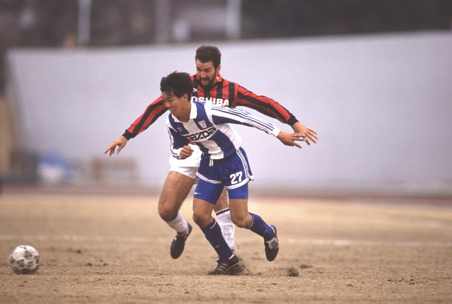 マツダ時代の森保一。写真は1992年3月の日本リーグで（当時23歳）。18歳で入団した森保がマツダで試合に出るまでにはかなりの苦労があった　©サッカーマガジン