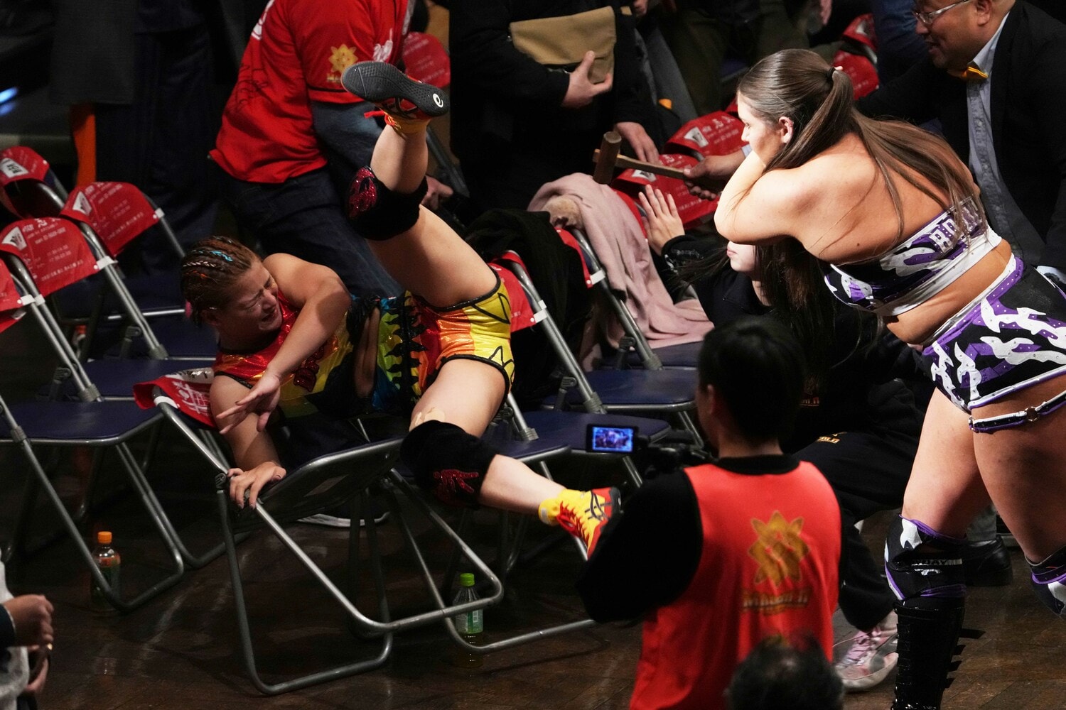 場外でボジラにイス席に投げ飛ばされる山岡聖怜。1月19日、後楽園ホール　©Masashi Hara