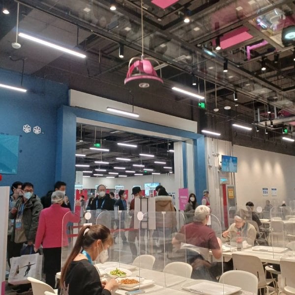 料理は天井からトレイにのって運ばれる“非接触型”　©Yumiko Yanai