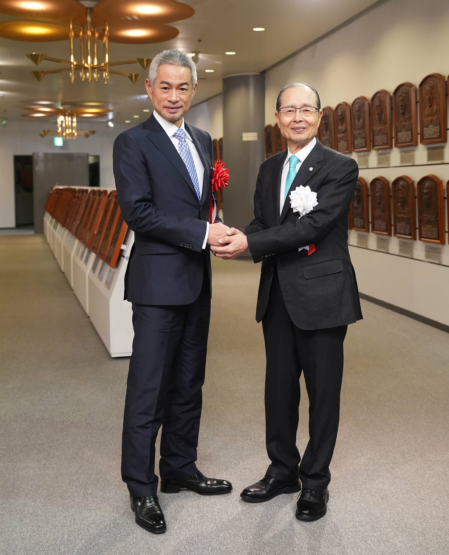 野球殿堂入りし、王貞治さん（右）と記念写真に納まるイチローさん　©︎JIJI PRESS