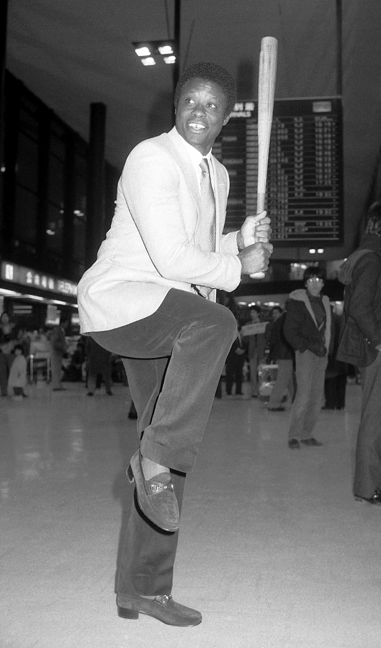 1984年2月9日、日航機で来日したクロマティ。成田空港で、王貞治監督（当時）の一本足打法のマネを見せる　©Sankei Shimbun