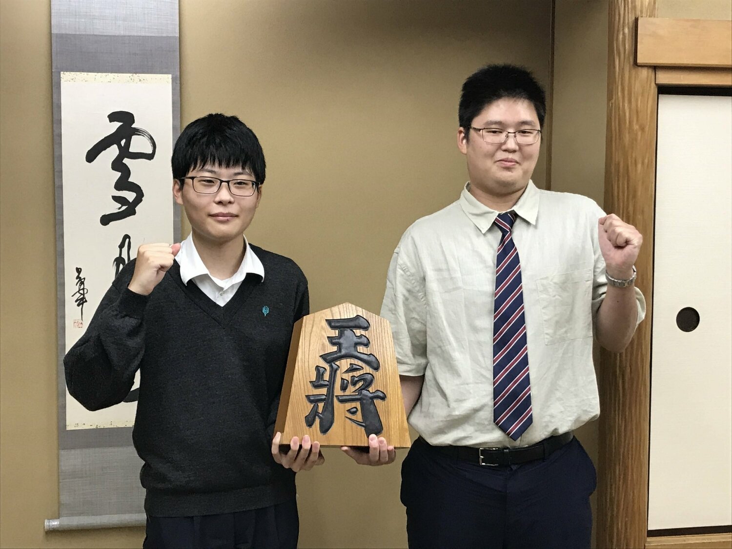 藤本渚三段と斉藤裕也三段が四段昇段したときの1枚 ©Sankei Shimbun