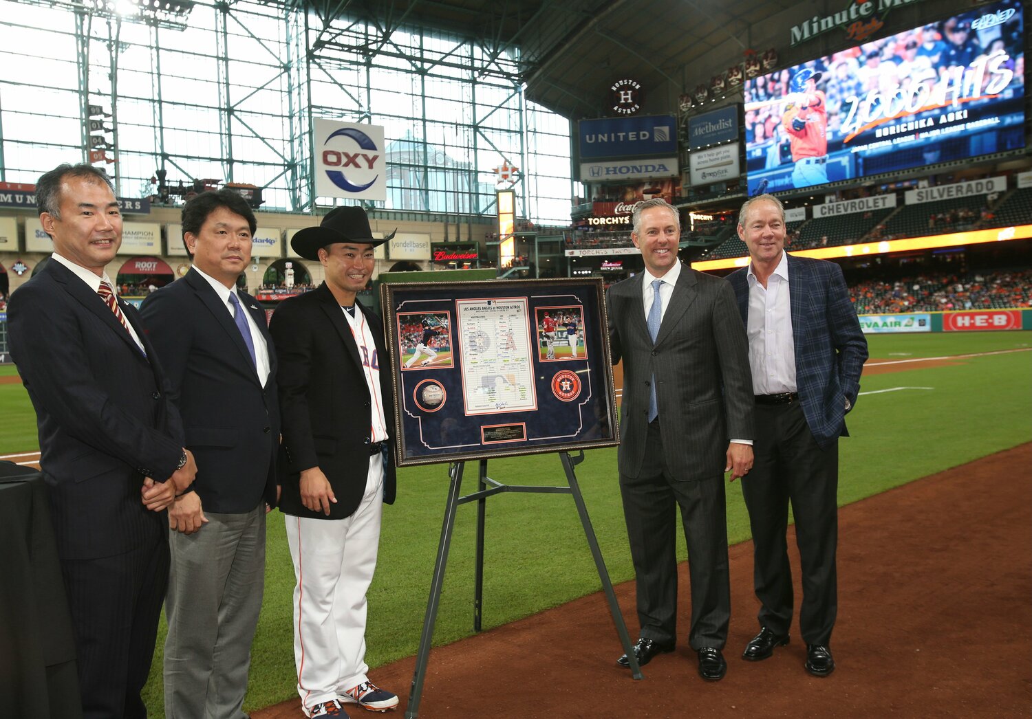 青木宣親がメジャーで「日米通算2000本安打」を達成した時の記念式典　©JIJI PRESS