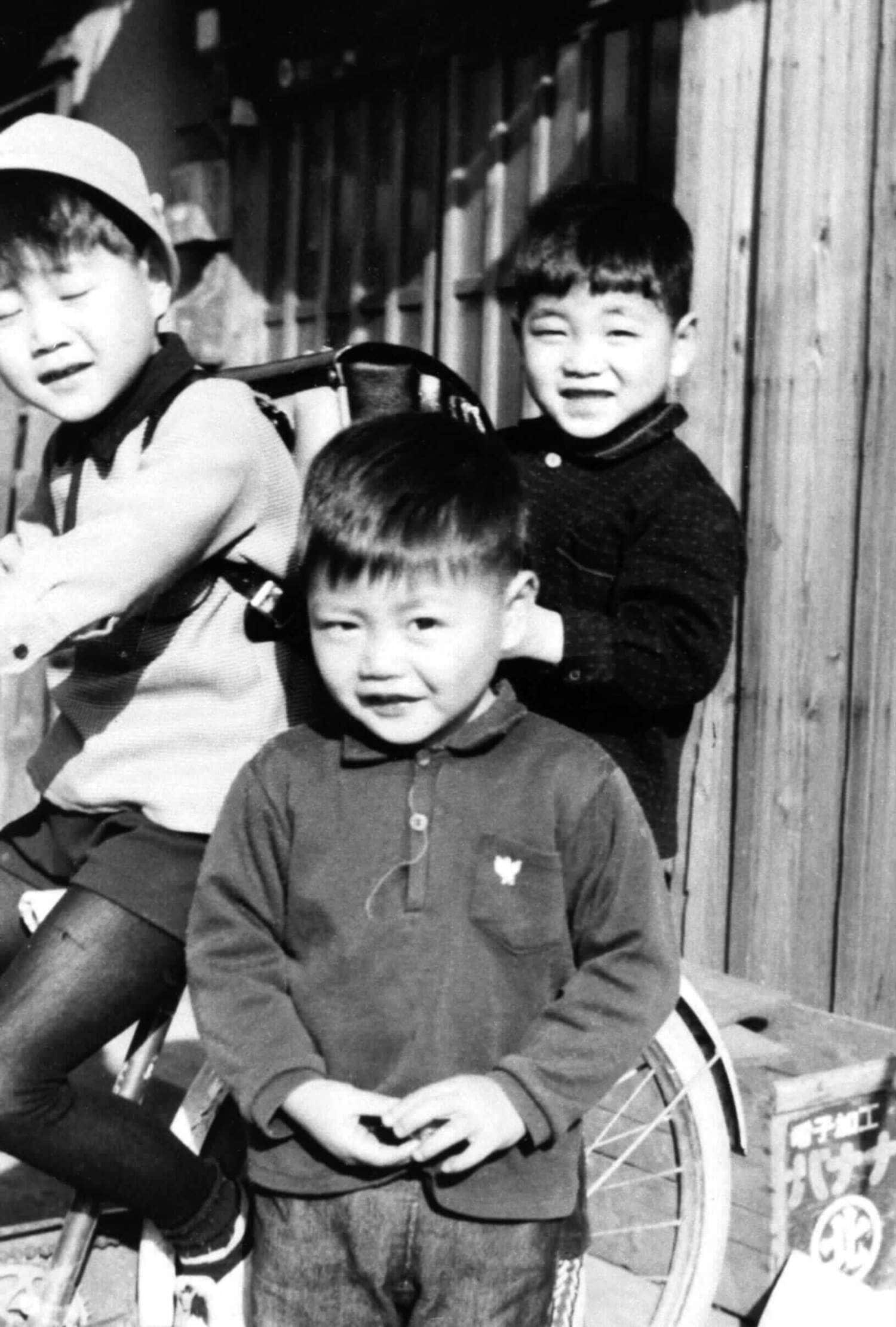工藤の幼少期。左が長兄、右が次兄（写真は複写／『Number』191号掲載） ©Yoshiyuki Suzuki