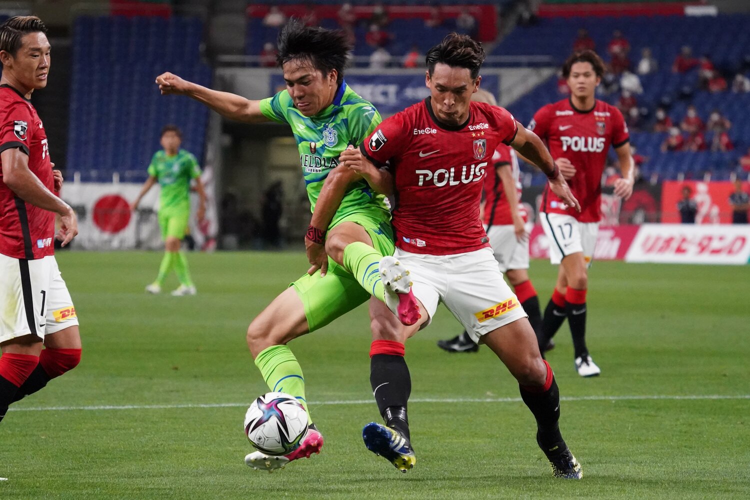 0対3で勝利した第18節の浦和レッズ戦で、槙野智章とデュエルする田中　©Getty Images