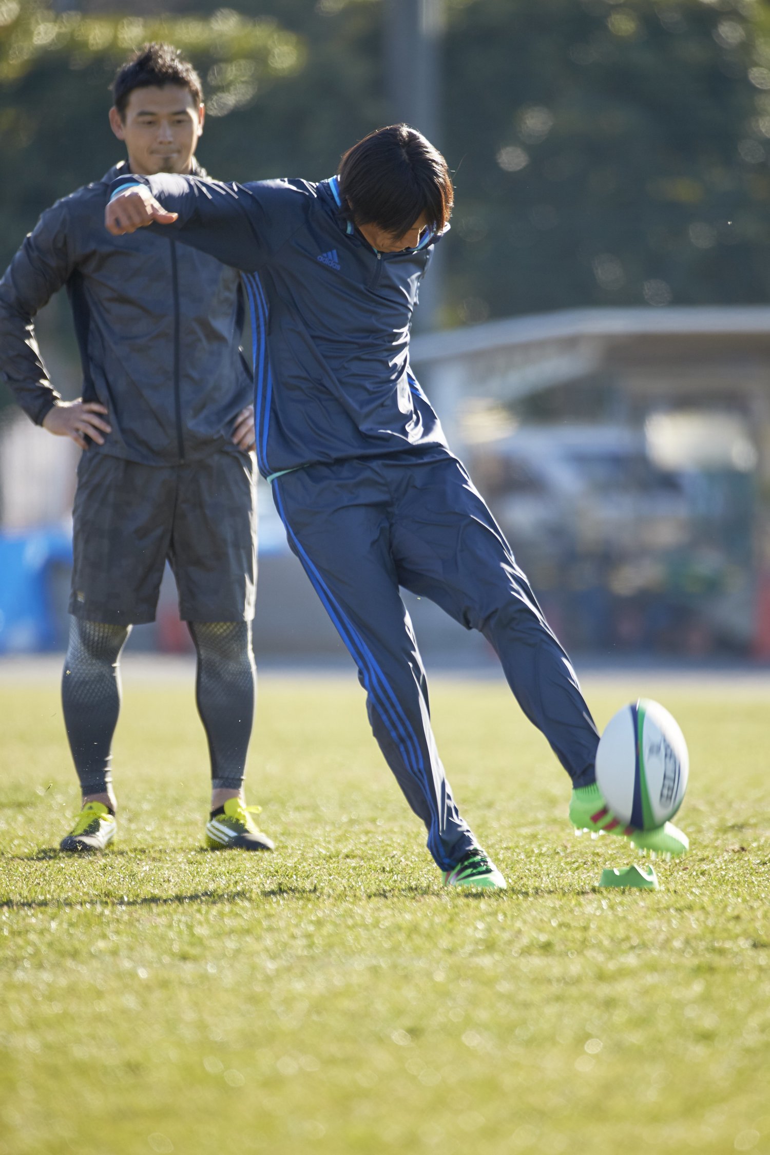 ラグビーボールを蹴る中村俊輔　©Tadashi Shirasawa