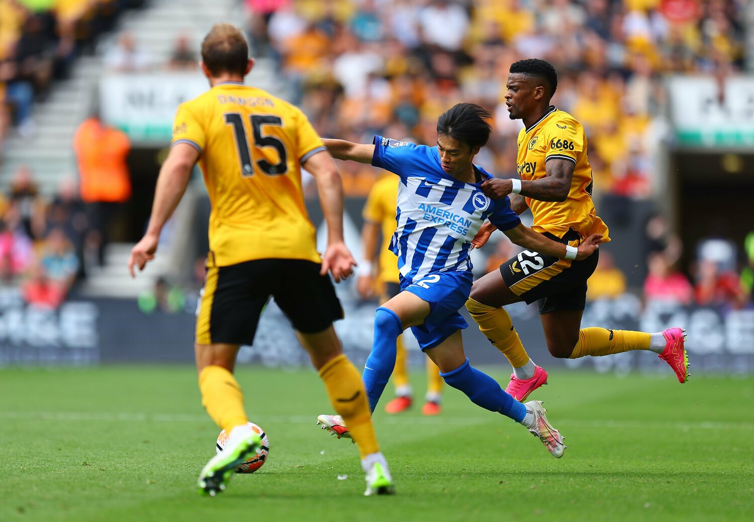 三笘薫の衝撃ゴール【1枚目／全5枚】ウルブスDFセメドに左肩を掴まれたが、構わずドリブル　©AFLO