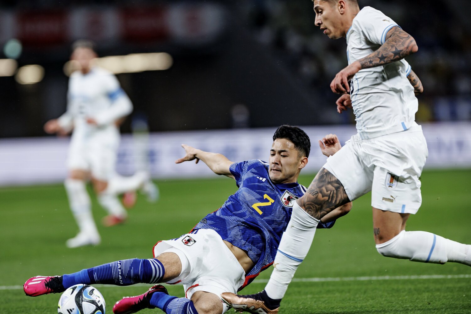 果敢にボール奪取を狙う菅原由勢。右サイドバック争いに名乗りを上げた　©︎Kiichi Matsumoto/JMPA